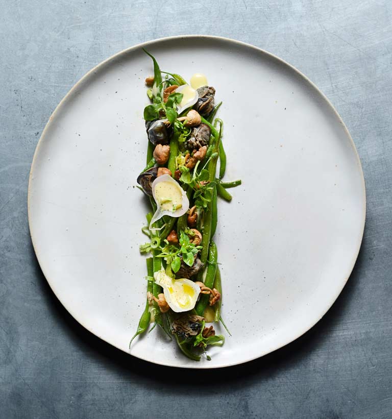 Haricots verts, escargots, mayonnaise à l'huile fumée et whisky, mousserons, oignons pikles